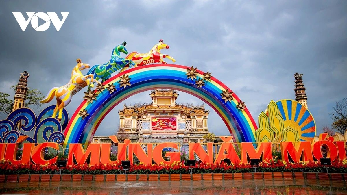 At the heart of the Spring Festival space stands the “Tam Ma” (Three Horses) artwork, prominently displayed in front of Quoc Hoc Hue High School.