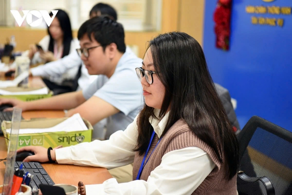 At the Public Administrative Service Centre in Cua Nam ward, the number of residents coming in person remains modest, but civil servants are busy processing online applications through the digital system.