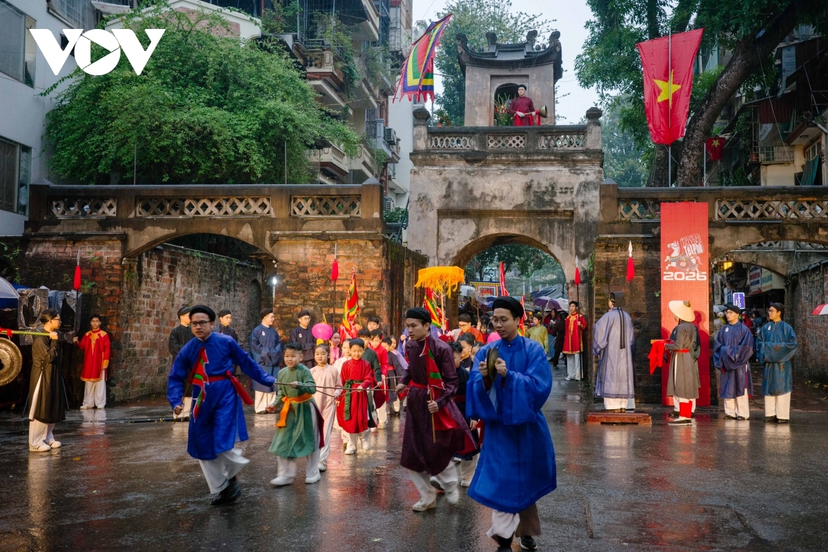 A group of children in traditional costumes lead wooden Thong Dong horses - a popular toy among Hanoi’s children in the early 20th century. The image evokes simple childhood memories while symbolising the intergenerational transmission of cultural traditions, adding a warm and joyful atmosphere to the festival.