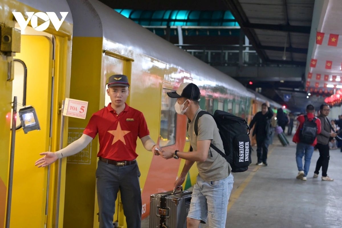 The last passengers hurries to board the final departing train at Hanoi Railway Station as the Lunar New Year approaches.