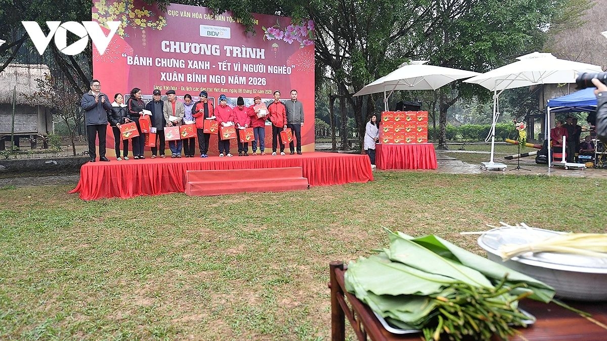 The gifts will also be delivered directly to disadvantaged communities in the provinces of Quang Tri, Cao Bang and Lang Son; to policy beneficiary families in Yen Bai and Doai Phuong communes in Hanoi; and to social protection centres and facilities caring for victims of Agent Orange/dioxin.
