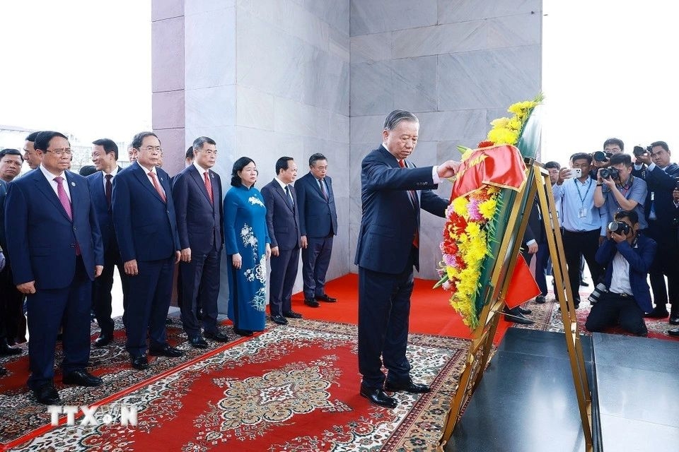 Party General Secretary To Lam lays a wreath at Cambodia’s Independence Monument in Phnom Penh on February 6, during his state visit to Cambodia. (Photo: VNA)