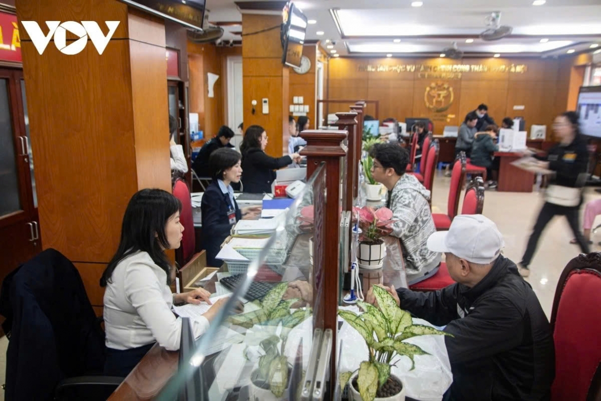 Staff at the Hanoi Public Administrative Service Centre No.2 immediately process online dossiers filed through the city’s administrative procedures information system during the Lunar New Year holiday, ensuring no backlog accumulated over the break.