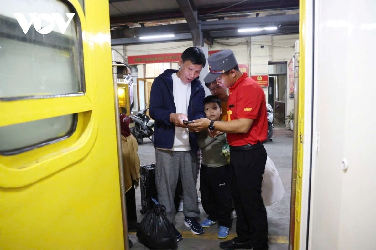 Train SE3 not only carries passengers home, but also brings them closer to the simple happiness called family.