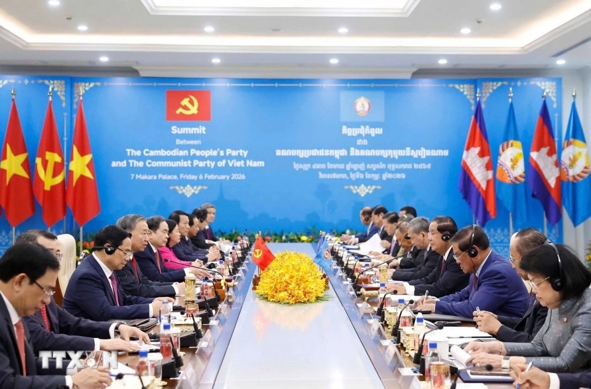 During a summit between leaders of the Communist Party of Vietnam and the Cambodian People’s Party, both sides exchange views on recent political developments and agree to strengthen political trust, defence and security cooperation, economic ties, and coordination at regional and international forums. (Photo: VNA)