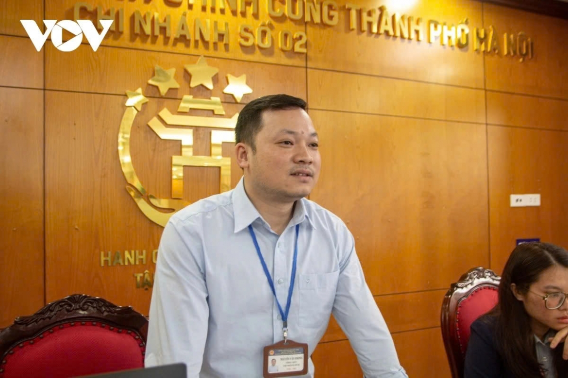 Nguyen Van Phong, head of the Hanoi Public Administrative Service Centre No.2, says all staff arrive on time, wear proper attire and maintain a professional and attentive manner, proactively guiding citizens while promptly receiving and processing applications to ensure smooth operations from the outset of the new year.