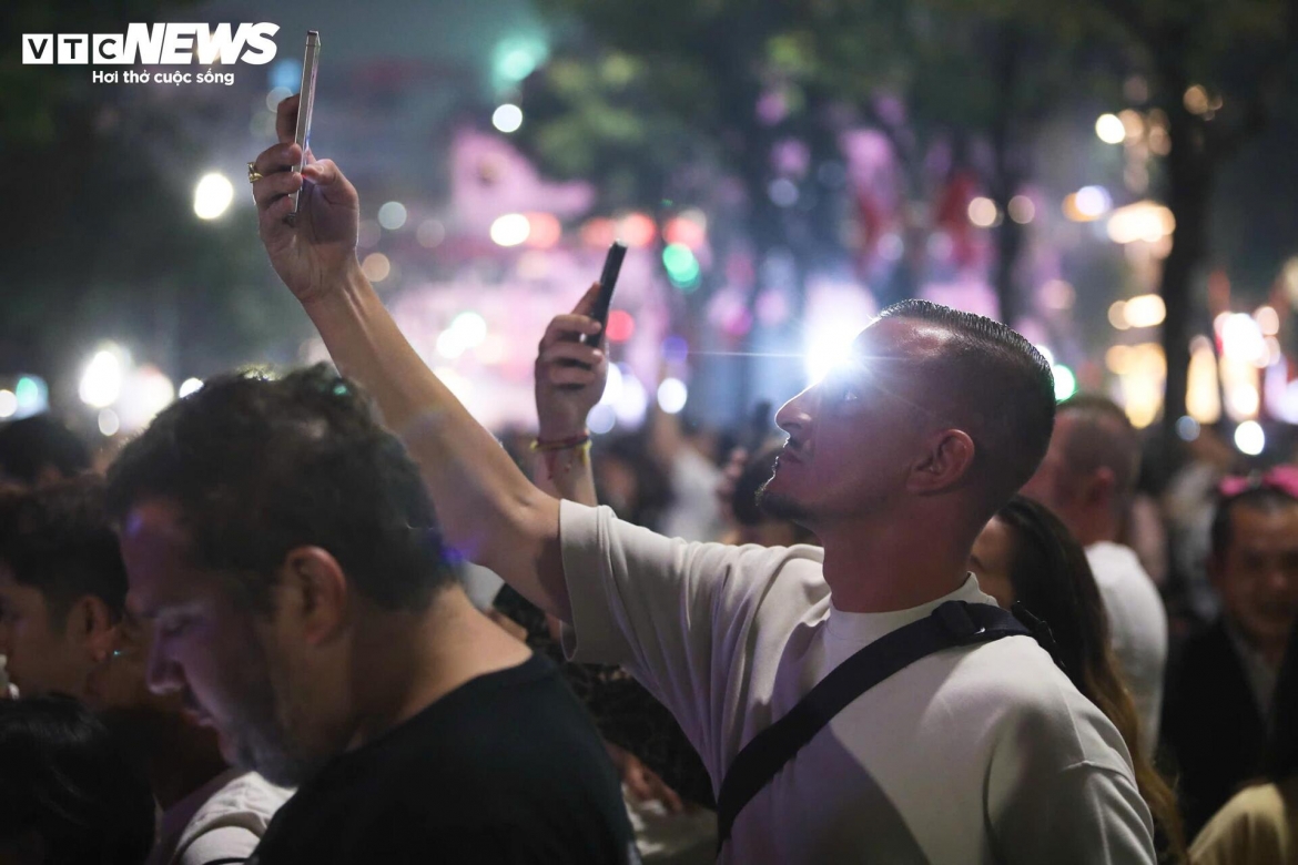 Among the spectators are foreign visitors who choose to stay in Vietnam to fully capture the moment as local residents welcome the Lunar New Year, joining the crowds in Hanoi to witness the midnight celebrations.