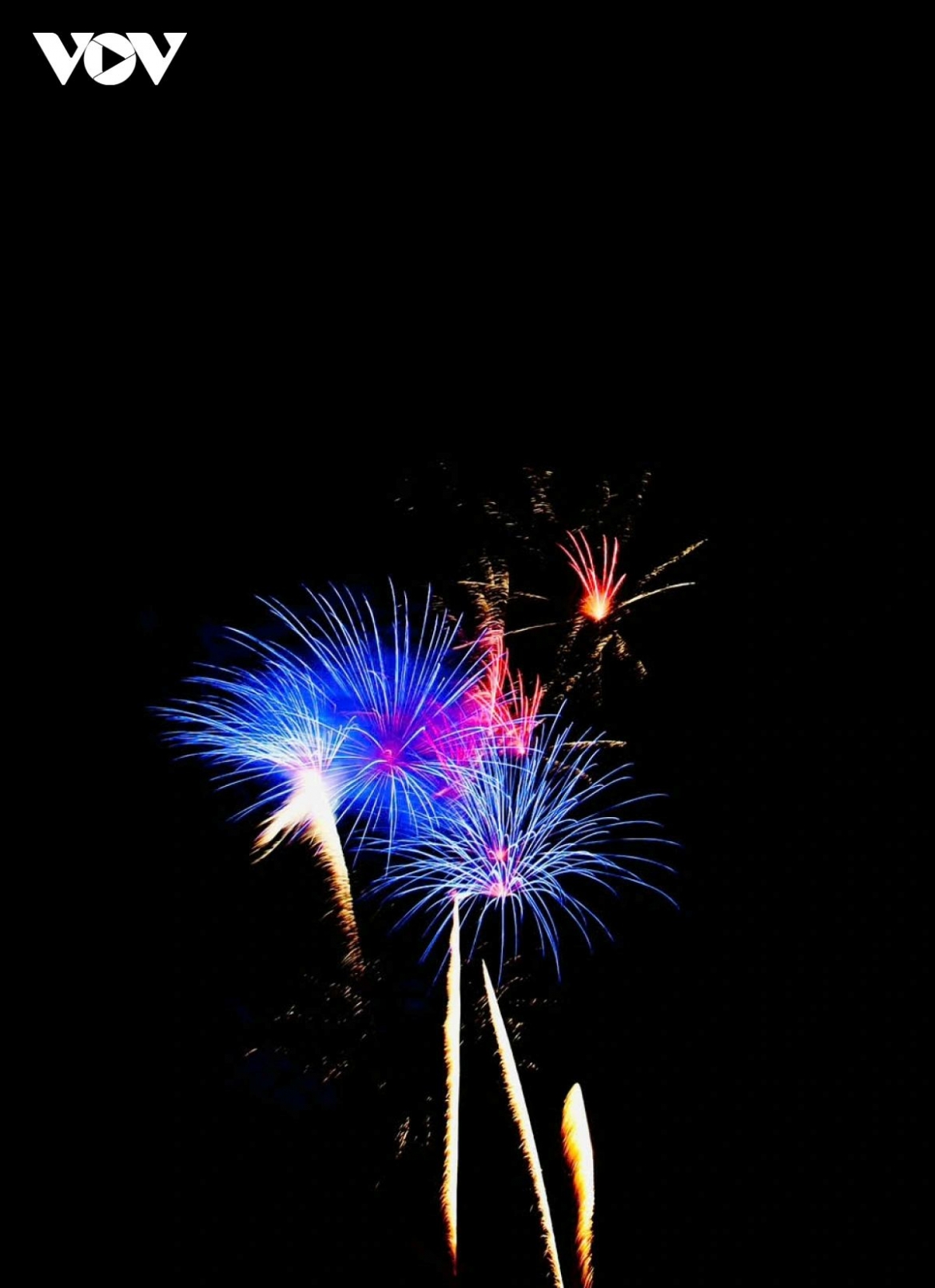 The 15-minute fireworks show, staged from midnight to 12:15 a.m. on February 17 — the first day of the Lunar New Year — serves as a centerpiece of Hanoi’s celebrations, marking the transition into 2026.