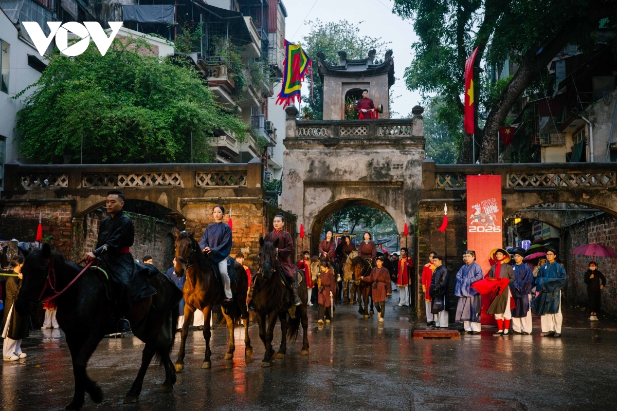 Performers in traditional attire demonstrate horse-handling techniques, drawing the attention of residents and visitors. The display not only evoked the spirit of traditional martial arts, but also help revive elements of Vietnam’s historical military culture.