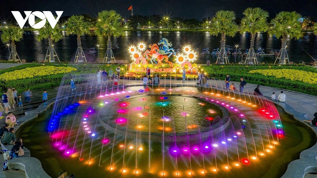 Residents and visitors enjoy the festive atmosphere at the fountain park on the southern bank of the Huong River.