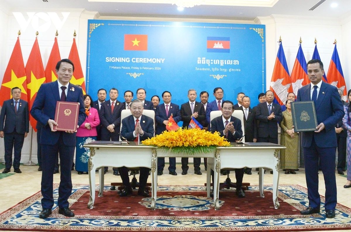 Following talks, both sides witness the signing and exchange of cooperation agreements between ministries, agencies and local authorities of the two countries.