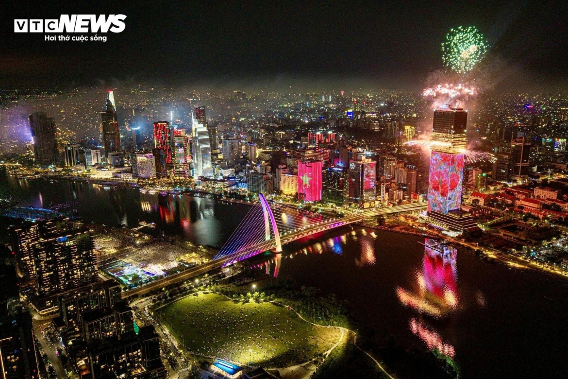 In Ho Chi Minh City, thousands of residents gather early at Nguyen Hue Walking Street, Bach Dang Wharf and major downtown roads to await the stroke of midnight. The bustling atmosphere transforms central streets into a vibrant scene, as residents and visitors alike prepare to welcome the Lunar New Year together.