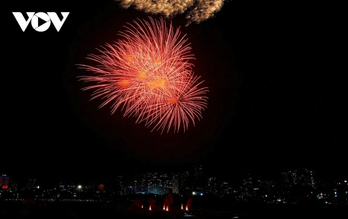 During the 15-minute spectacle, the sky unfolds into a multi-hued display, symbolising the wishes for peace, prosperity and new beginnings that many carry into the new year.