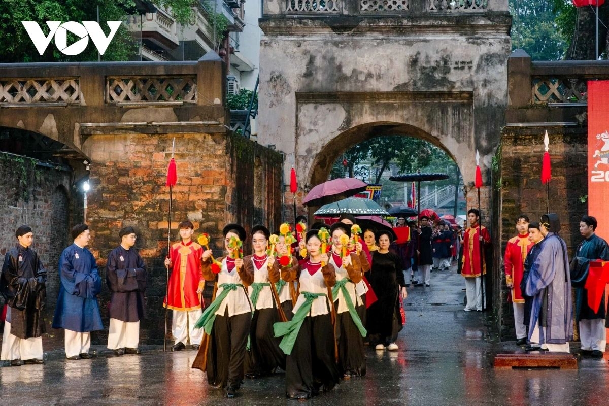 Set within a heritage space rich in historical character, the procession, featuring ceremonial flags, traditional costumes and ritual music, recreates distinctive ceremonial traditions, marking the beginning of spring’s festive spread throughout the Old Quarter of the capital.