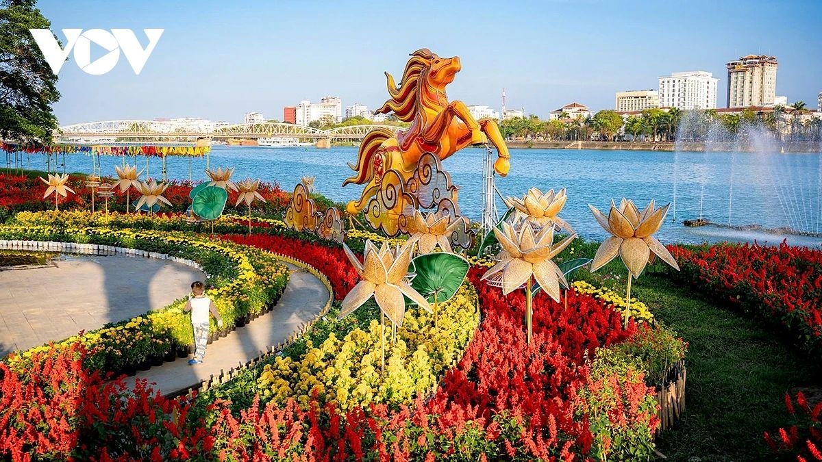 The “Ma Thuong Chi De” installation, featuring a soaring horse motif, at Thuong Bac Park on the northern bank of the Huong River.