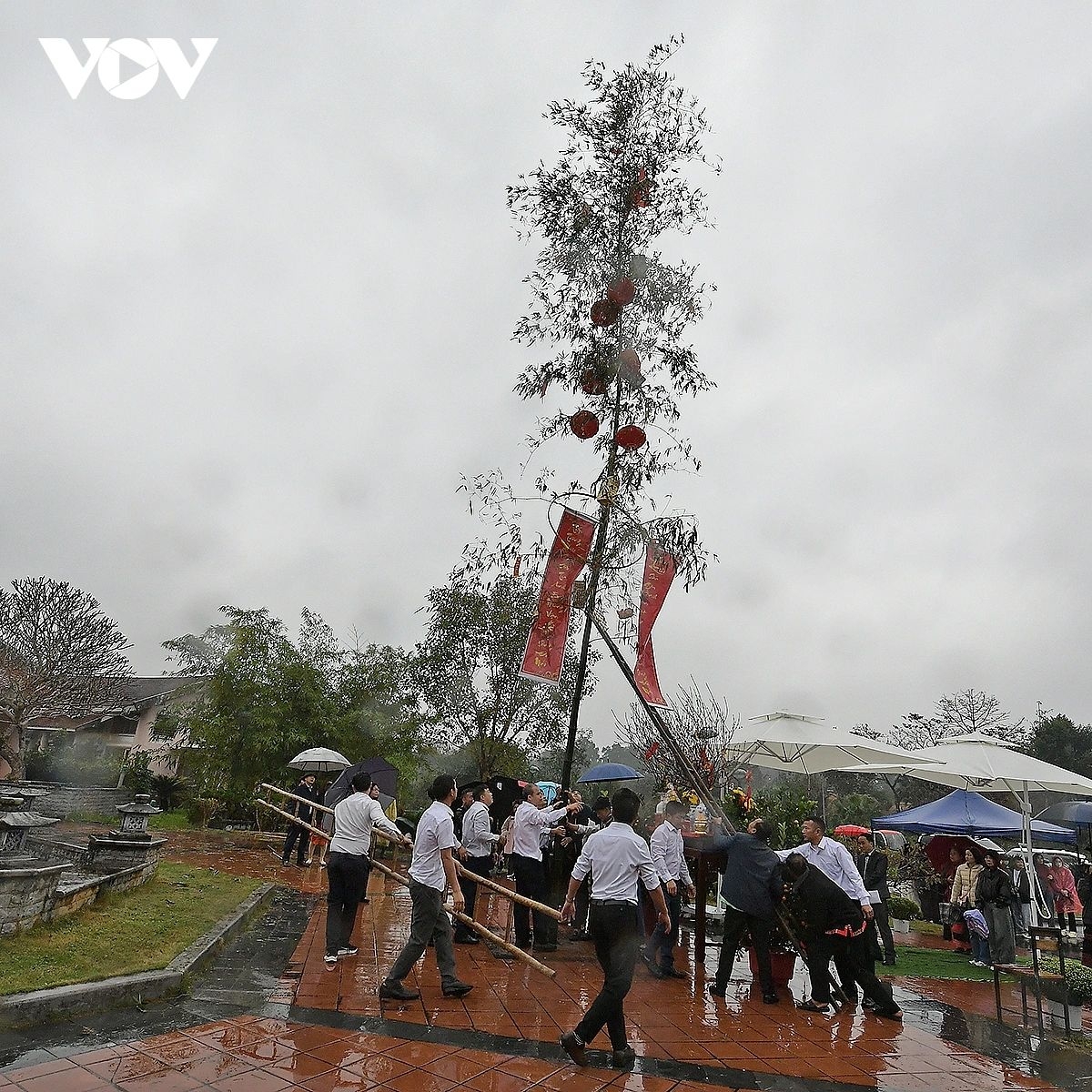 In addition to gift-giving, the programme also features traditional cultural activities such as the raising of the New Year bamboo pole and folk song and dance exchanges among ethnic communities.