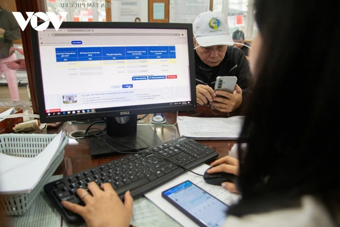 Residents complete administrative procedures at the Hanoi Public Administrative Service Centre No. 2.