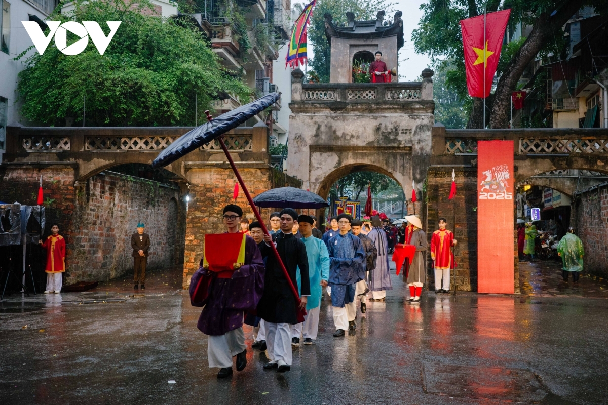 A traditional costume parade featuring hundreds of historical outfits creates a vivid flow of colours through the Old Quarter. Carefully reconstructed designs help introduce the beauty and cultural depth of Vietnam’s traditional attire to the public.