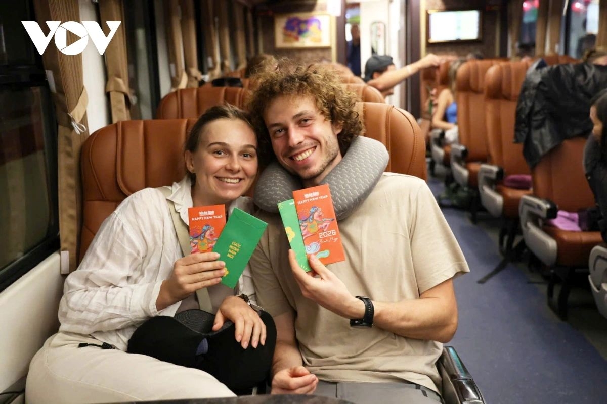 Train SE3 departs the station in a warm and festive atmosphere, beginning its north–south journey while carrying passengers’ hopes for reunion and family togetherness.