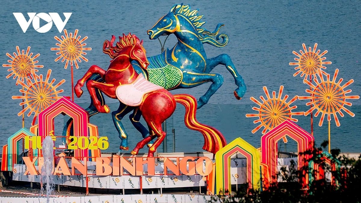 The “Song Ma” (Twin Horses) artwork, rendered in red and blue tones and finished with traditional gilding techniques, creates a vibrant visual effect.