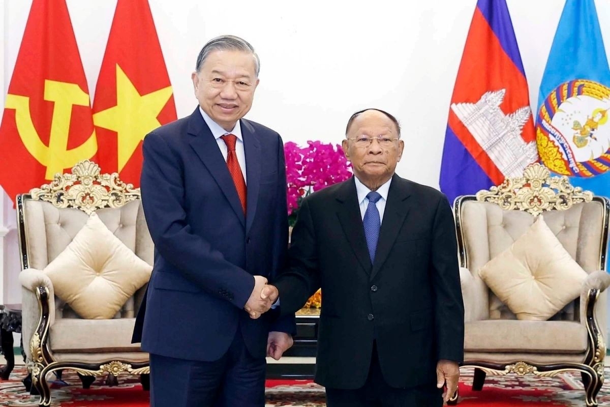 On February 6, Party chief To Lam meets Heng Samrin, Honourary President of the Cambodian People’s Party, agreeing on the need to strengthen public communication and education on the two countries’ shared history of solidarity and mutual support, with a view to reinforcing long-term, comprehensive and sustainable Vietnam–Cambodia relations.