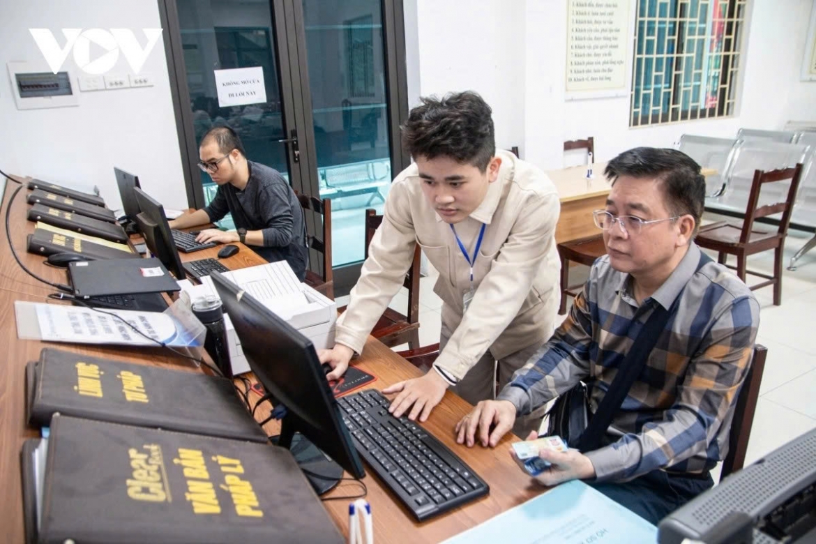 Residents receive guidance from civil servants while completing administrative procedures at the Yen Hoa Public Administrative Service Point in Hanoi.