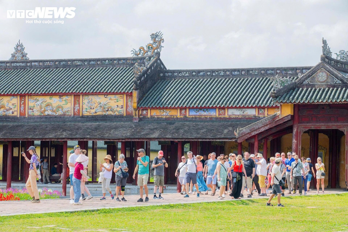 A leader of the Hue Monuments Conservation Centre says the large crowds are mainly due to the free-admission policy, which applies only on the first day of the Lunar New Year. However, cultural activities, traditional martial arts demonstrations and royal court performances will continue throughout the first three days of Lunar New Year to serve visitors.