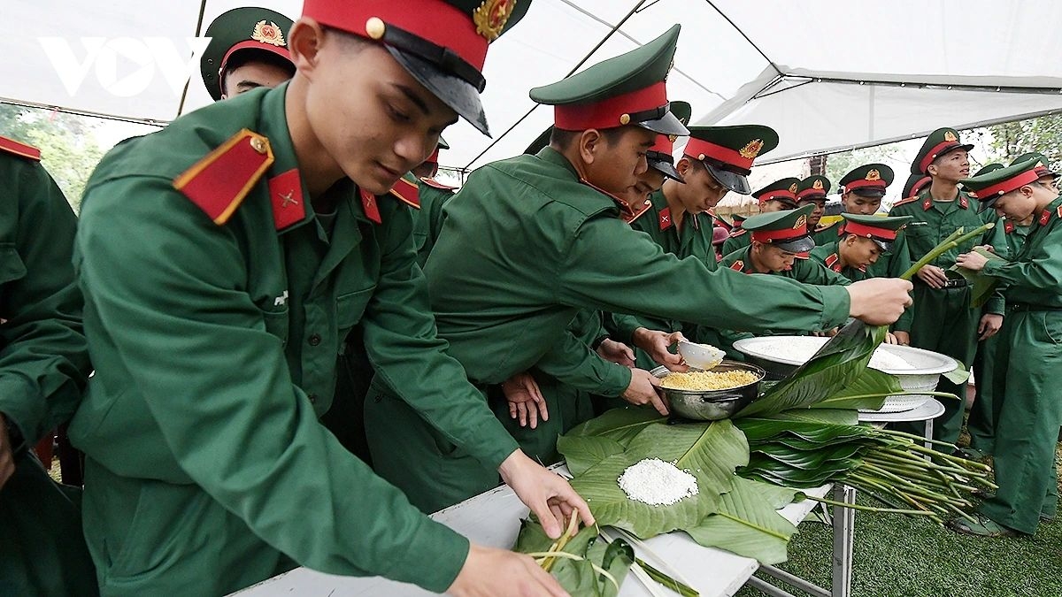 Members of ethnic communities living regularly at the Village and officers and soldiers from the Army Officers’ Training School jointly take part in making traditional chưng cakes during the programme.