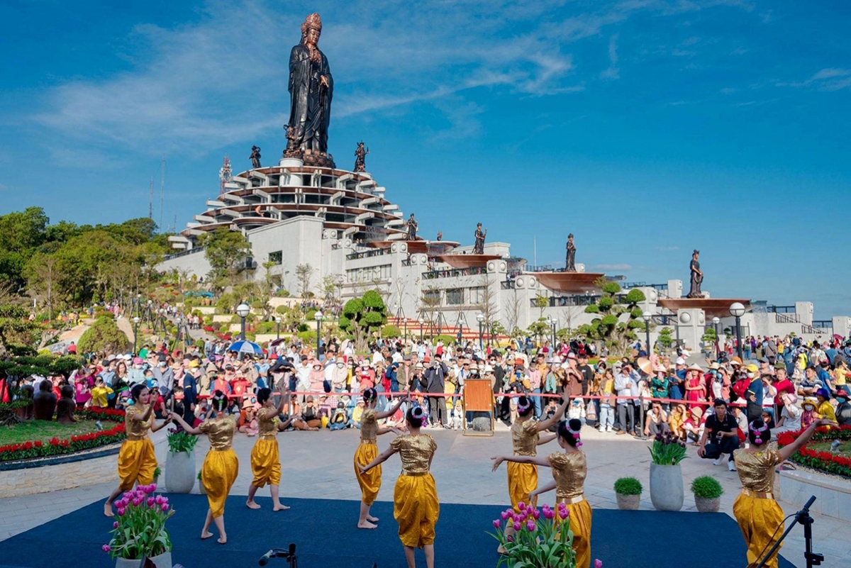 A Khmer dance performance for tourists at Ba Den Mountain in Tay Ninh province, which receives large numbers of visitors from neighbouring Cambodia. (Photo: thanhnien.vn)