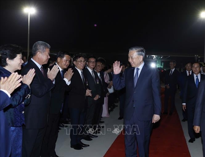 A farewell ceremony is held for Vietnam’s Communist Party chief To Lam and a senior Vietnamese delegation at Techo International Airport in Cambodia. (Photo: VNA)