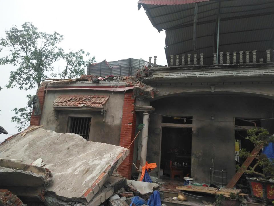 A two-storey house has been severely damaged in Hung Yen after a loud exploision suspected to have been caused by homemade firecrackers. (Photo: Vietnamnet.vn)