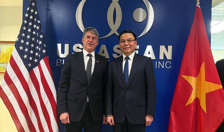 Le Manh Hung (R), Acting Minister of Industry and Trade of Vietnam, and Ambassador Brian Mc Feeters, Interim President and CEO of US-ASEAN Business Council (USABC)  pose for a photo ahead of a roundtable with members of the USABC on February 2. (Photo: MoIT)