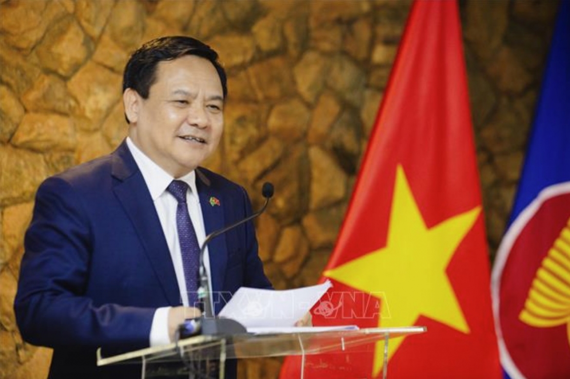 Ambassador Bui Van Nghi speaks at the commemorative ceremony (Photo: VNA)