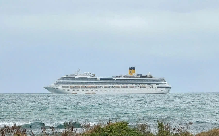 Costa Serena docks at Nha Trang Bay, bringing 2,800 foreign passengers to Khanh Hoa province. (Photo: plo.vn)