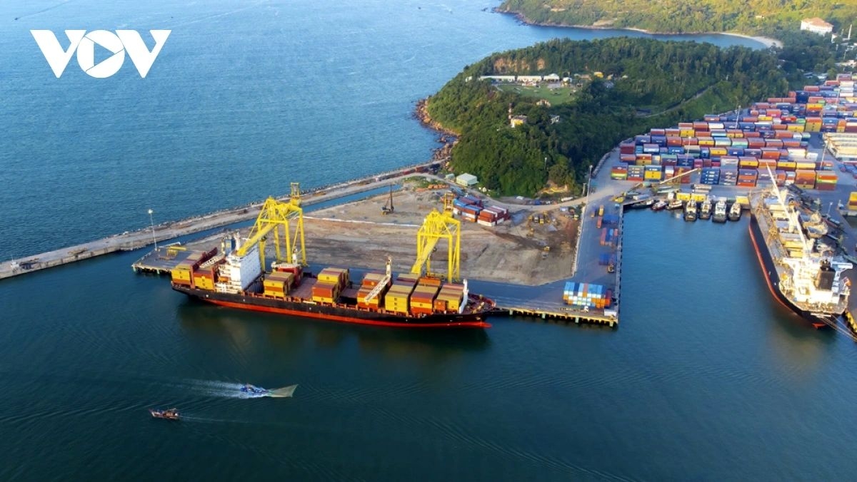 For 2026, Da Nang Port targets cargo throughput of over 17 million tonnes, up 10% from 2025, with container volume projected at 920,000 TEUs