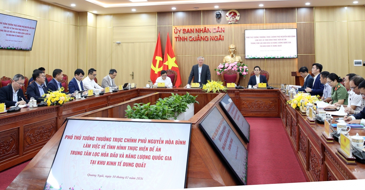Standing Deputy Prime Minister Nguyen Hoa Binh holds a working session on the National Oil Refining and Energy Centre project with Quang Ngai authorities. (Photo: VGP)