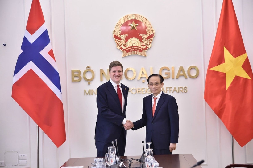 Vietnamese Minister of Foreign Affaitrs Le Hoai Trung (R) receives Norwegian Minister of International Development Åsmund Aukrust in Hanoi on February 10