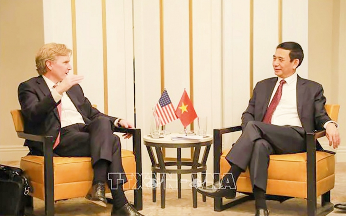 General Phan Van Giang in discussion with US First Under Secretary of War  (Photo: VNA)