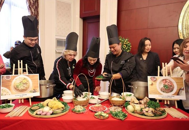 International guests experience how a bowl of Phở is prepared (Photo: VNA)