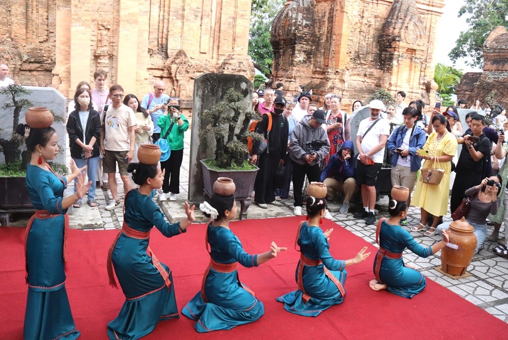 Famtrip delegation explores Cham dance art in Khanh Hoa (Photo: baovanhoa.vn)