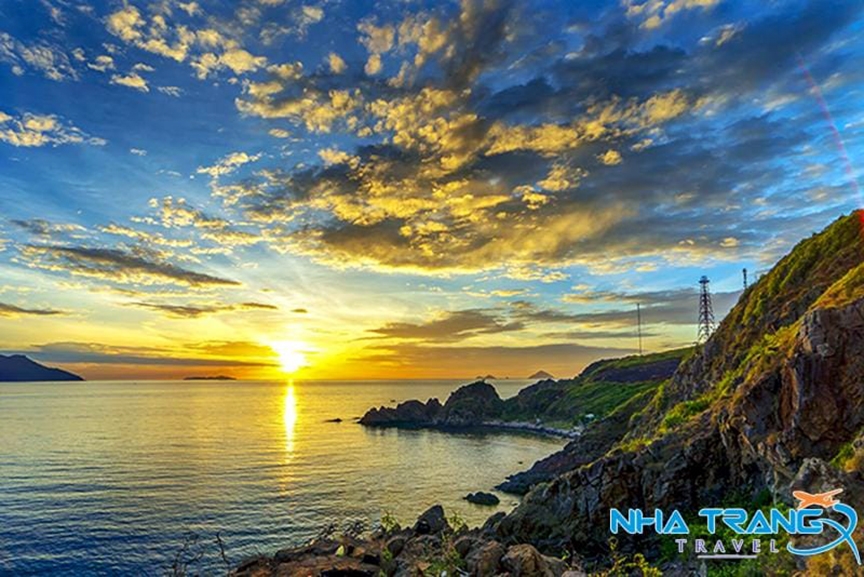 Many visitors are captivated by the sunrise over Ninh Van Bay (Photo: Nha Trang Travel)