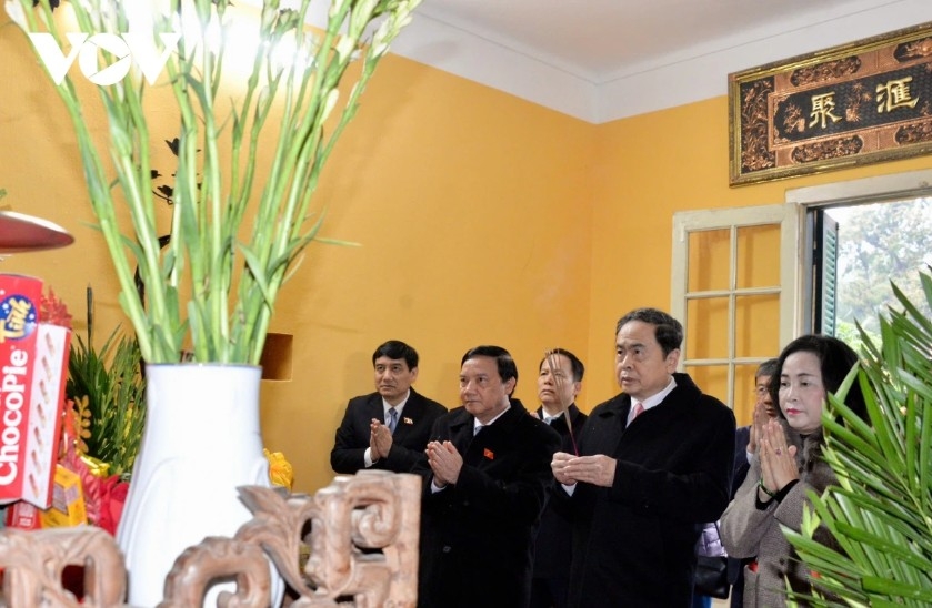 National Assembly Chairman Tran Thanh Man offers incense in tribute to President Ho Chi Minh