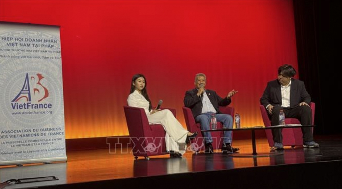 Nguyen Hai Nam (center), chairman of the Association of Vietnamese Entrepreneurs in France (ABVietFrance), fields questions from students on internship and employment opportunities in Vietnam (Photo: VNA)