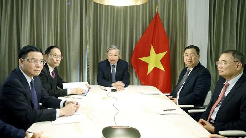 Upon arriving in Washington D.C. for the inaugural meeting of the Board of Peace on Gaza, Party General Secretary To Lam holds phone talks with Senator Steve Daines. (Photo: VNA)