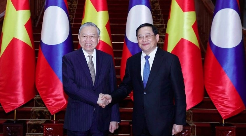 Party General Secretary To Lam meets with Lao Prime Minister Sonexay Siphandone (Photo: VNA)