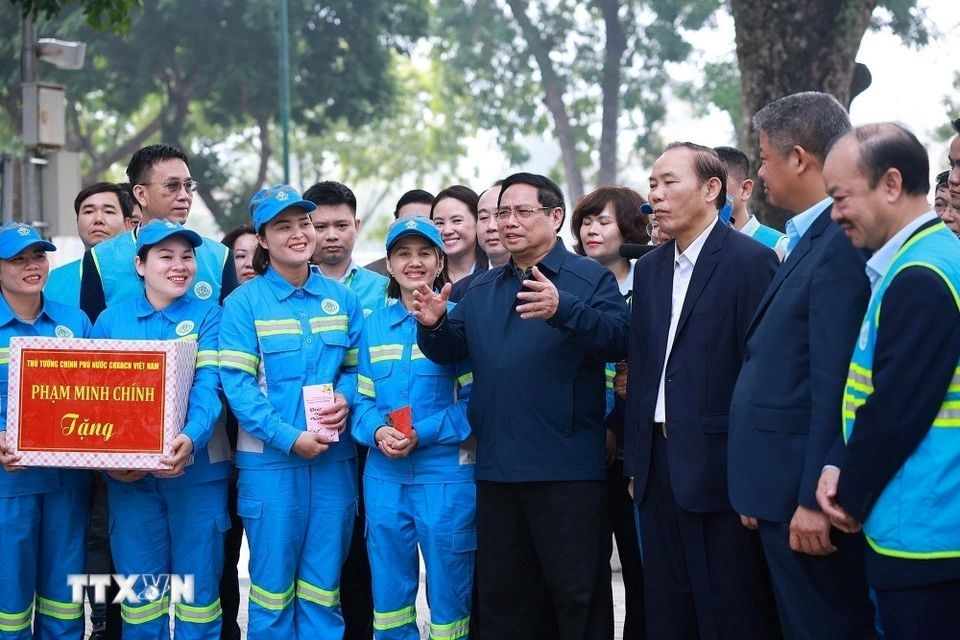Prime Minister Pham Minh Chinh visits and extends Lunar New Year (Tet) greetings to sanitation workers of Hanoi on February 5 or the 28th day of the final lunar month. (Photo:VNA)