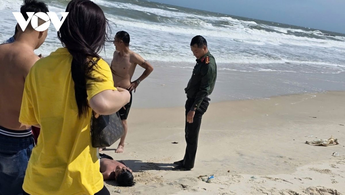Rescue teams and local residents promptly reach two children swept away by waves and safely bring them back to shore at Nha Trang beach on February 20.