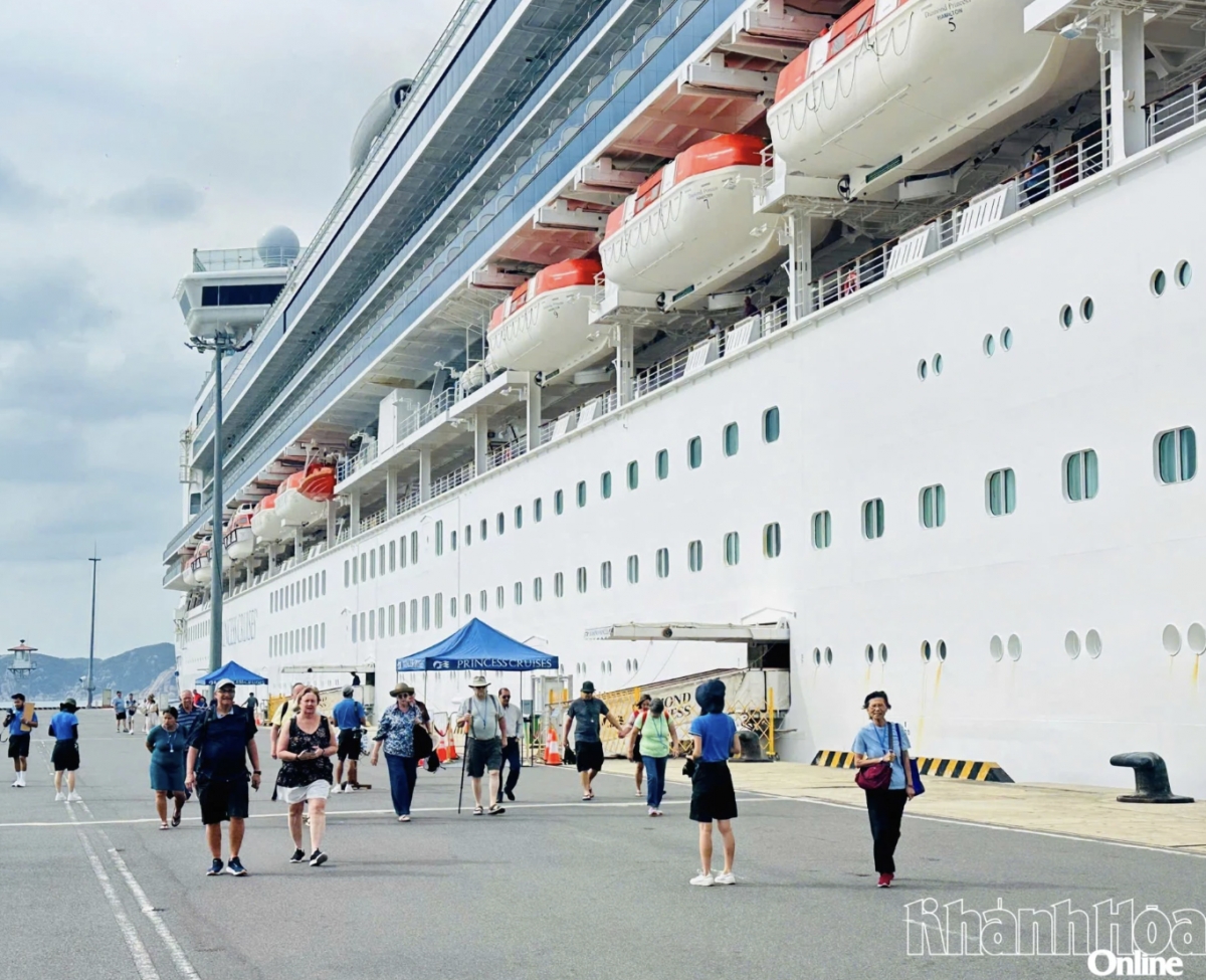 Visitors disembark at Cam Ranh International Port to begin their tour of Khanh Hoa (Photo: baokhanhhoa.vn)