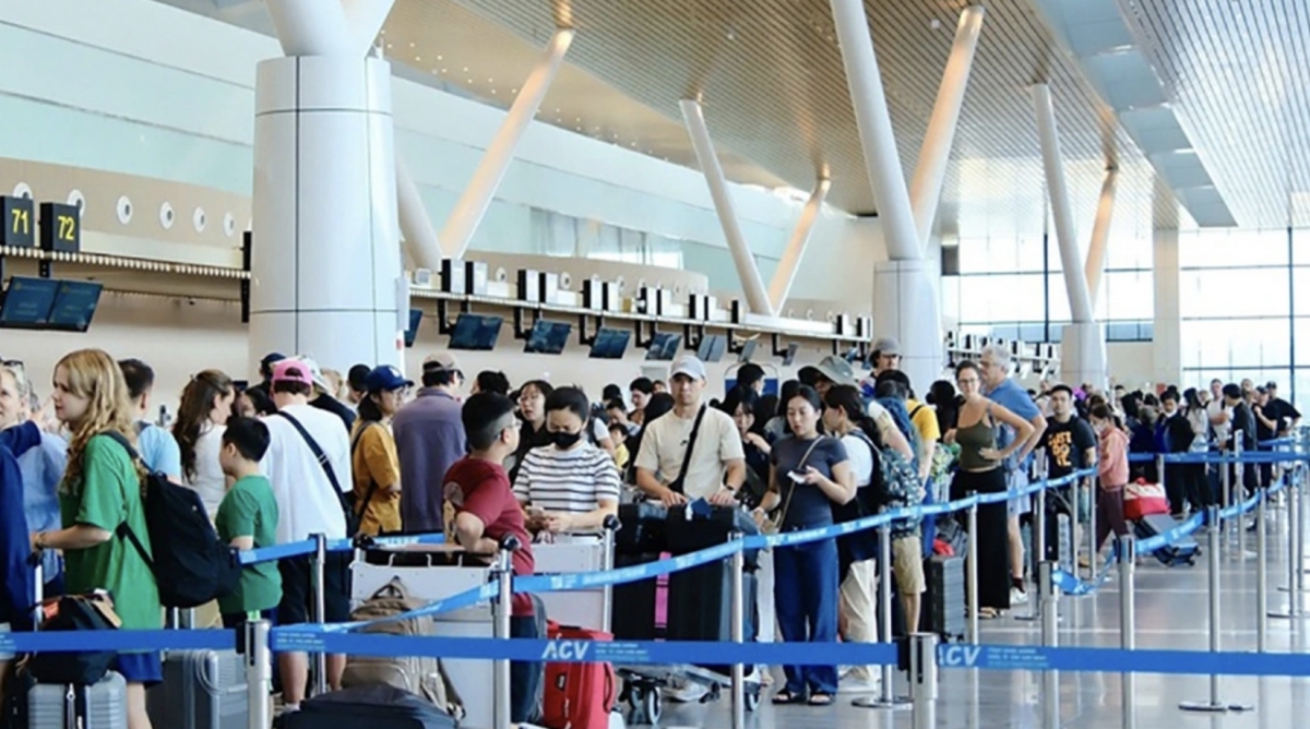 Tan Son Nhat International Airport is expected to handle nearly 170,000 passengers on the 5th day of Tet, marking one of the busiest travel days of the Lunar New Year holiday.