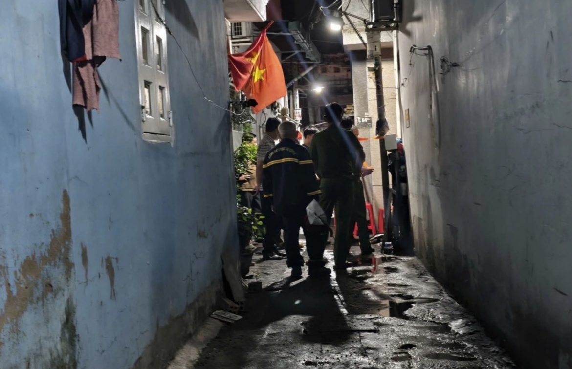 The fire-damaged house is located deep inside an alley in Ho Chi Minh City, making rescue efforts more difficult (Photo: Vietnamnet)